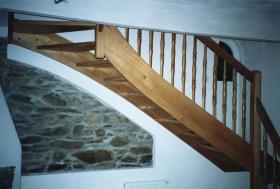dřevěné samonosné schodiště