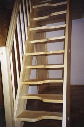 dřevěné samonosné schodiště