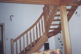 dřevěné samonosné schodiště lomené